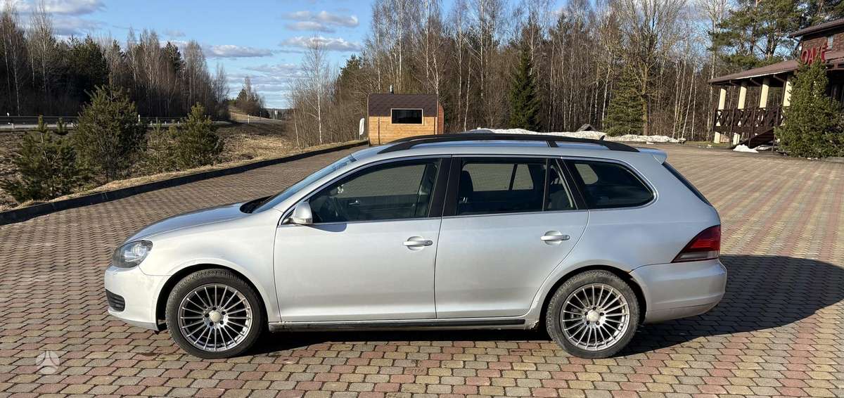 Volkswagen Golf 2009 — салон