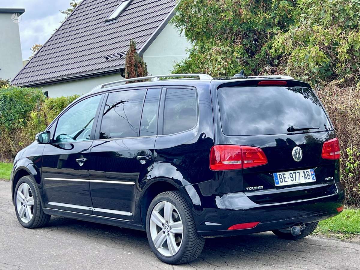 Volkswagen Touran 2011 — вигляд ззаду