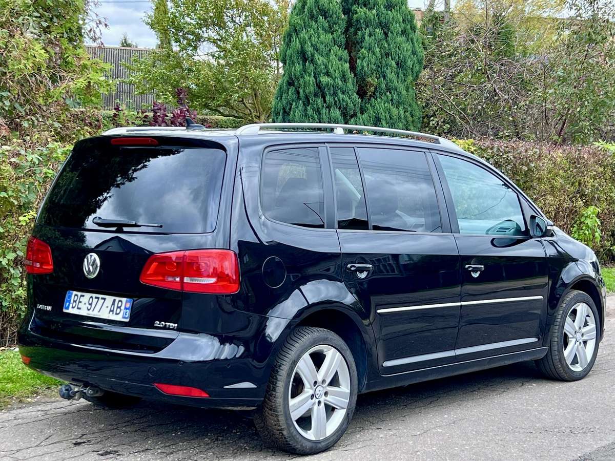 Volkswagen Touran 2011 — салон