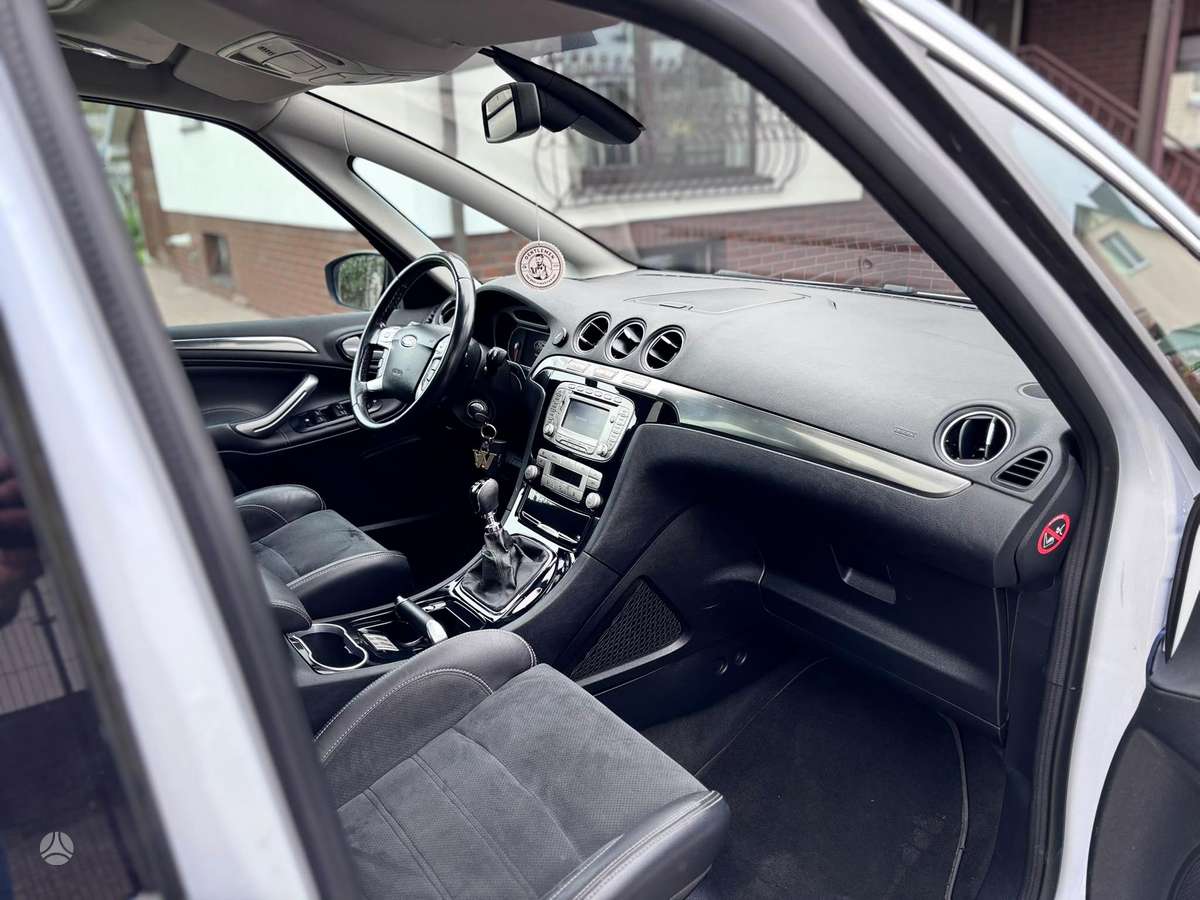 Ford S-MAX 2010 — photo 14