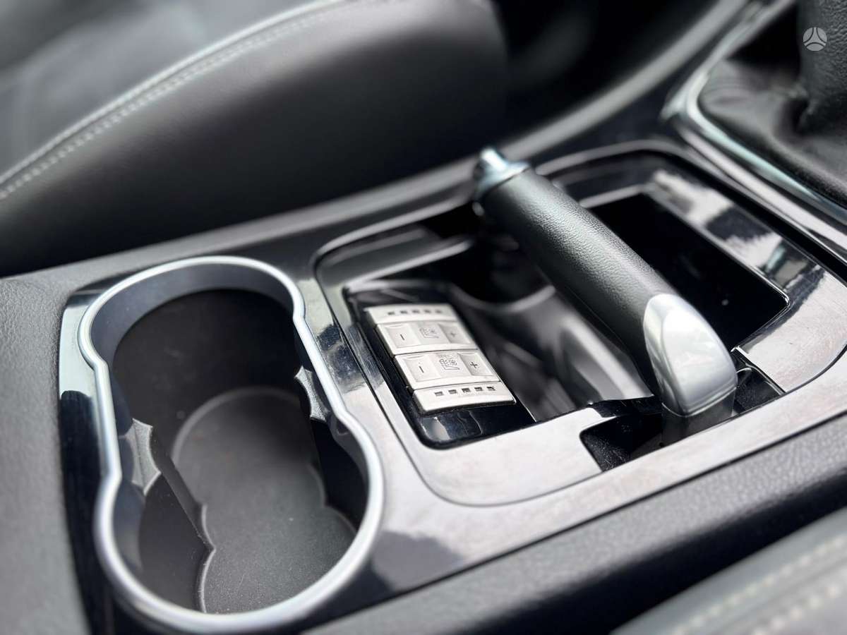 Ford S-MAX 2010 — photo 15