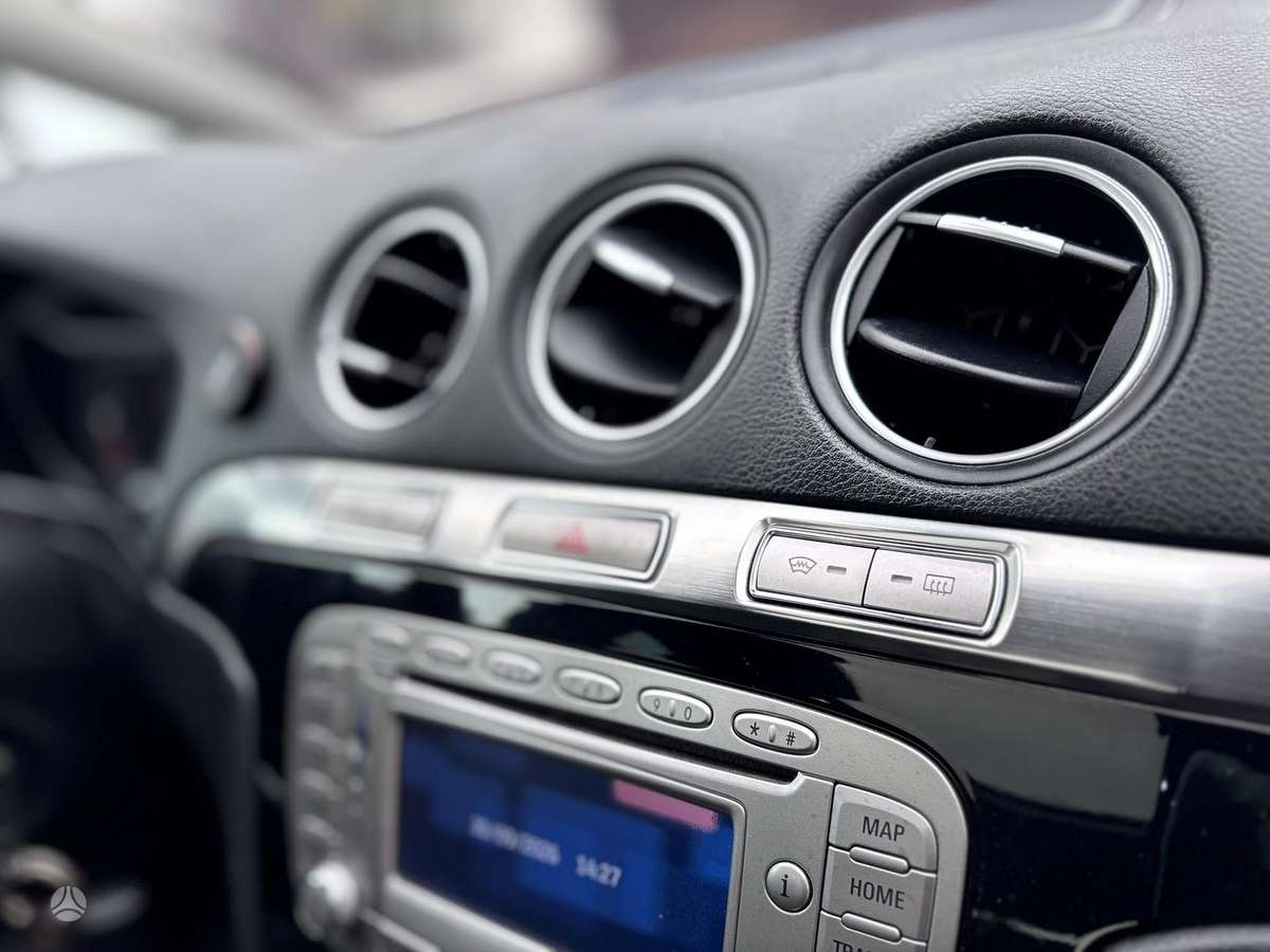 Ford S-MAX 2010 — photo 17