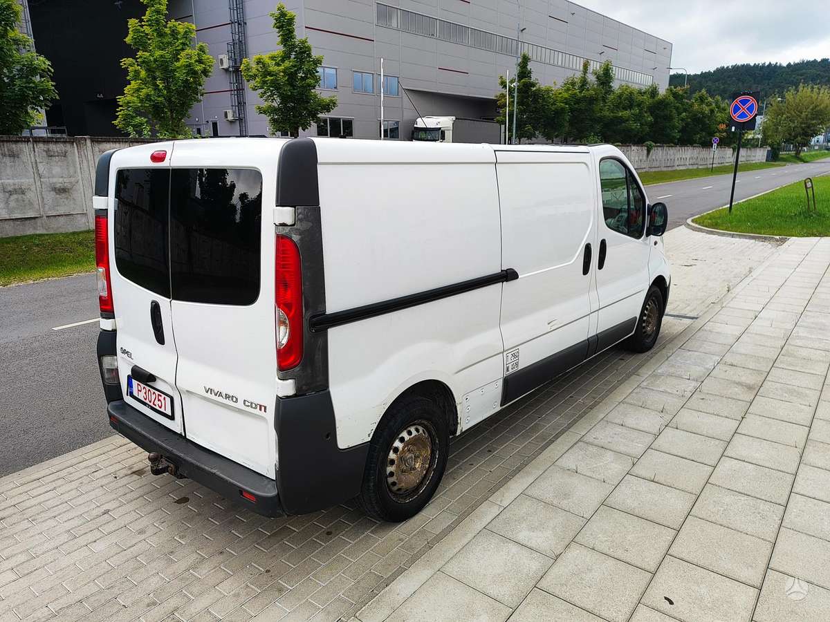 Opel Vivaro 2010 — вигляд ззаду
