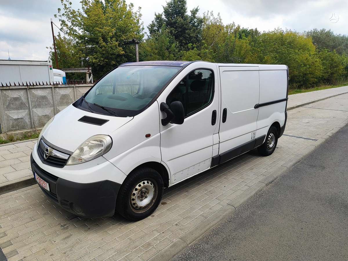 Opel Vivaro 2010 — салон