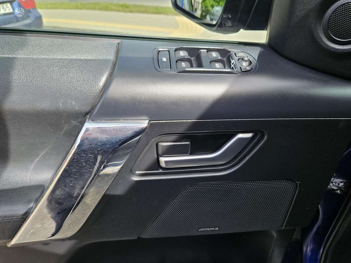 Land Rover 2011 — photo 25