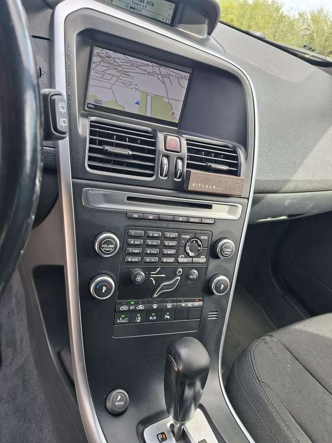 Volvo XC60 2010 — photo 14