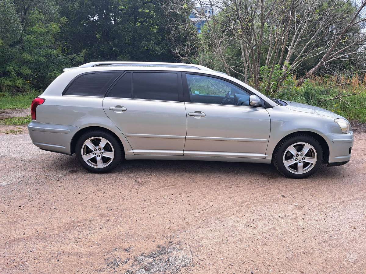 Toyota Avensis 2007 — вигляд ззаду