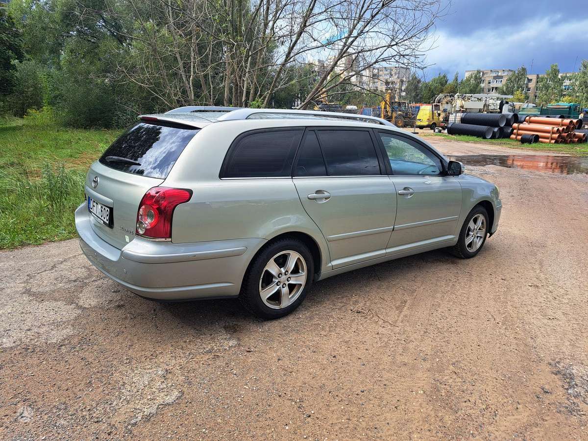 Toyota Avensis 2007 — салон