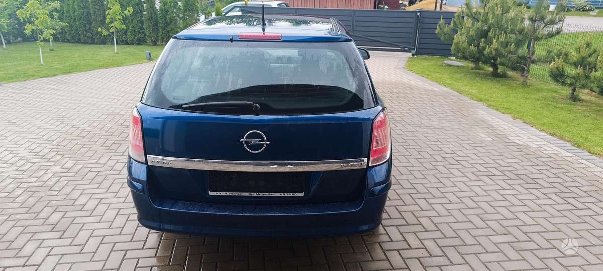 Opel Astra 2010 — interior
