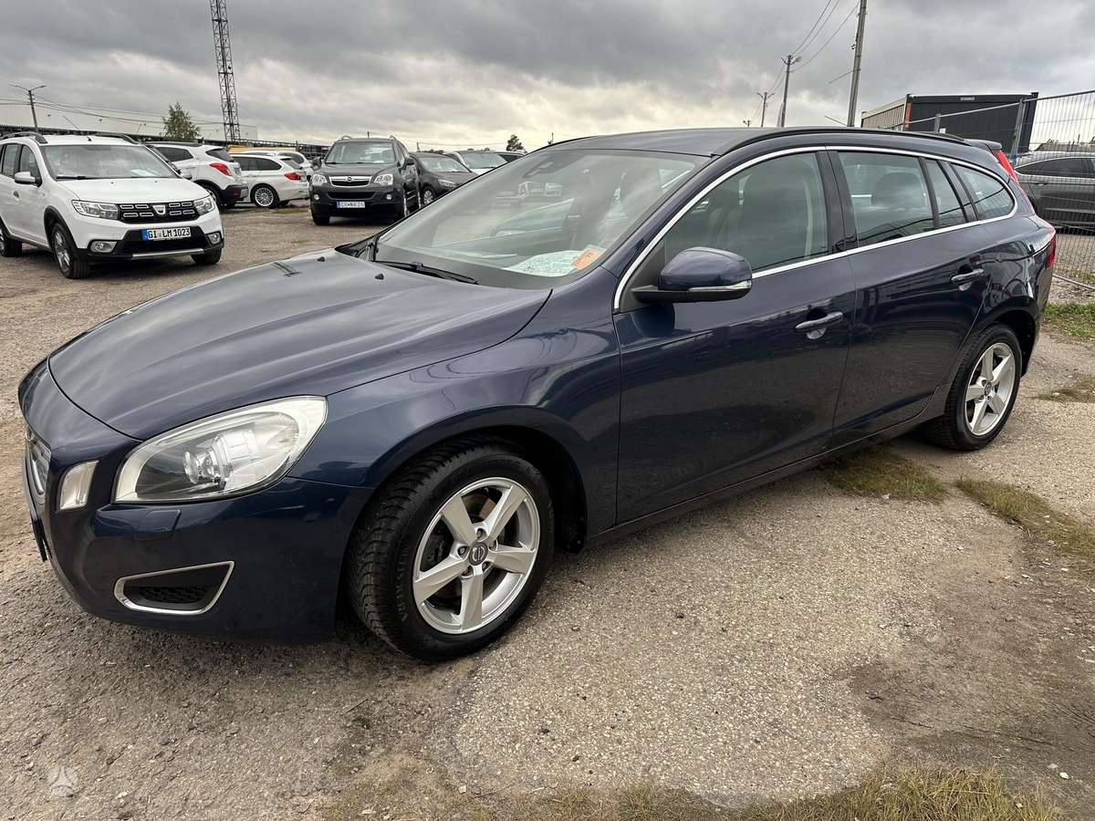 Volvo V60 2011 — салон