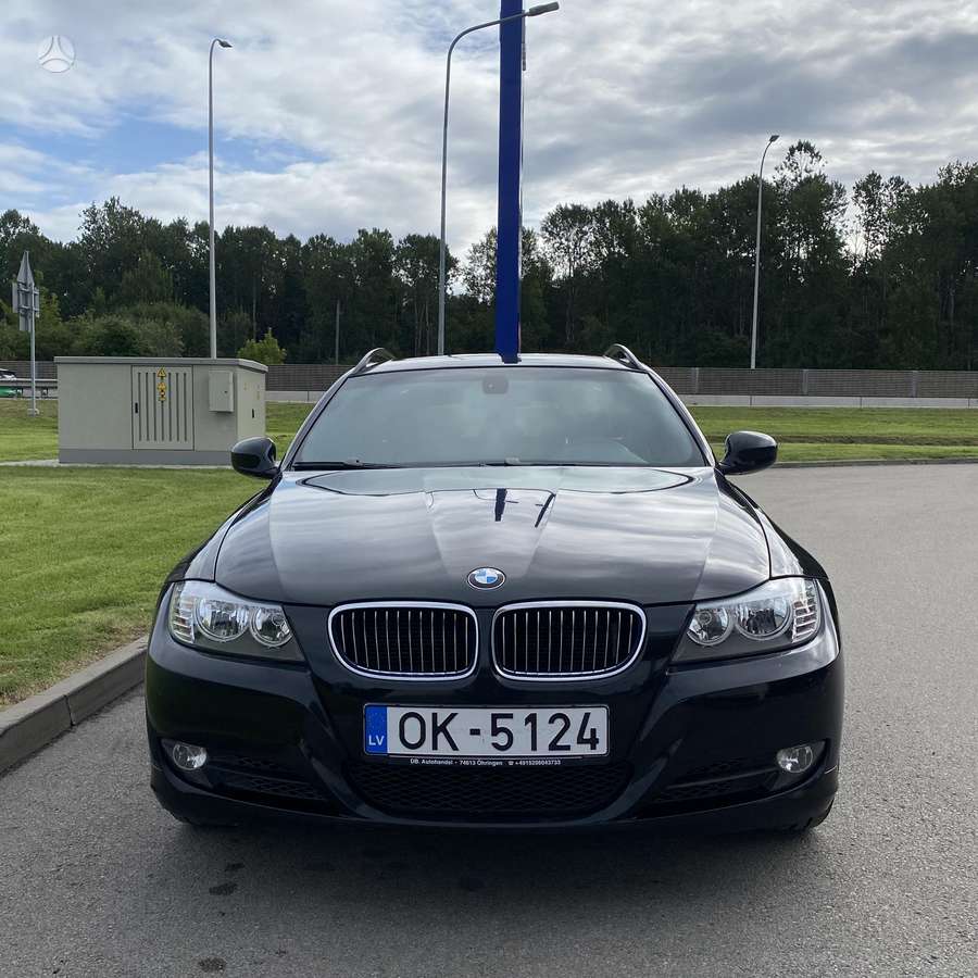 BMW 325 2009 — rear view