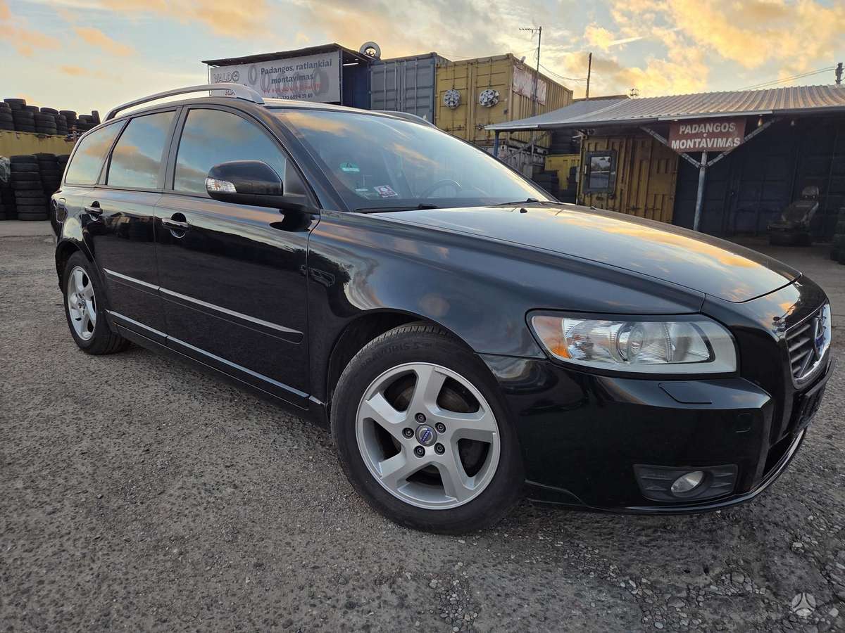 Volvo V50 2012 — rear view