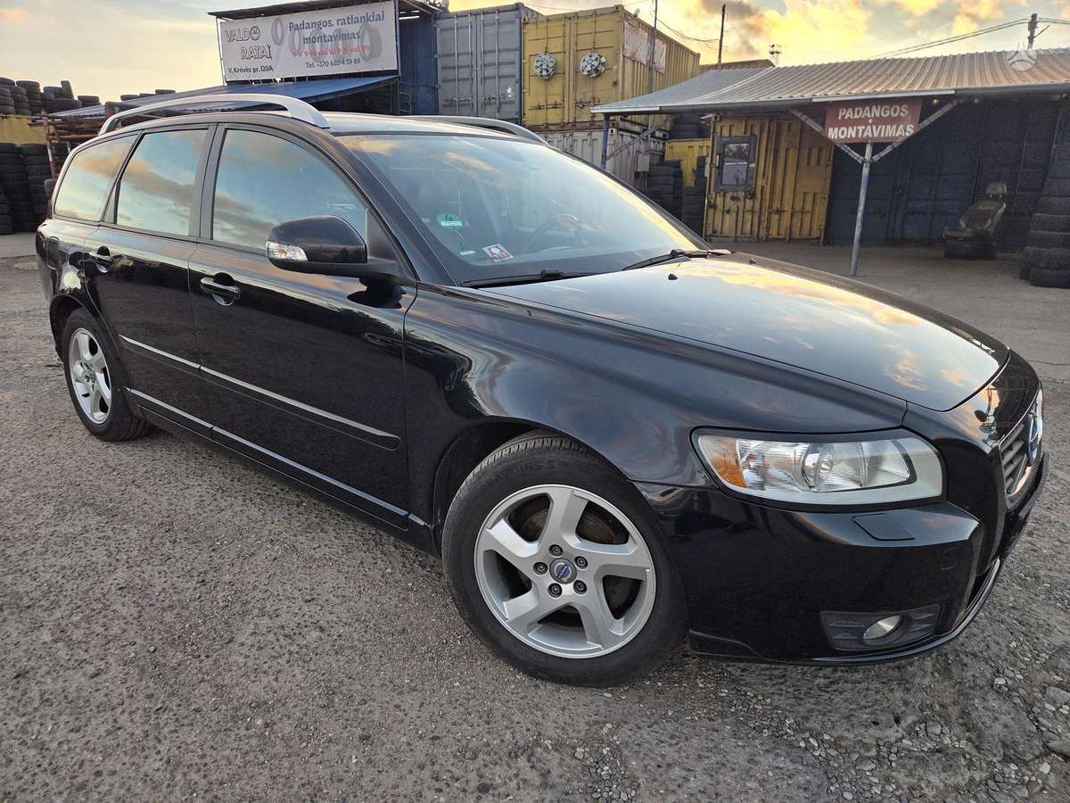 Volvo V50 2012 — interior