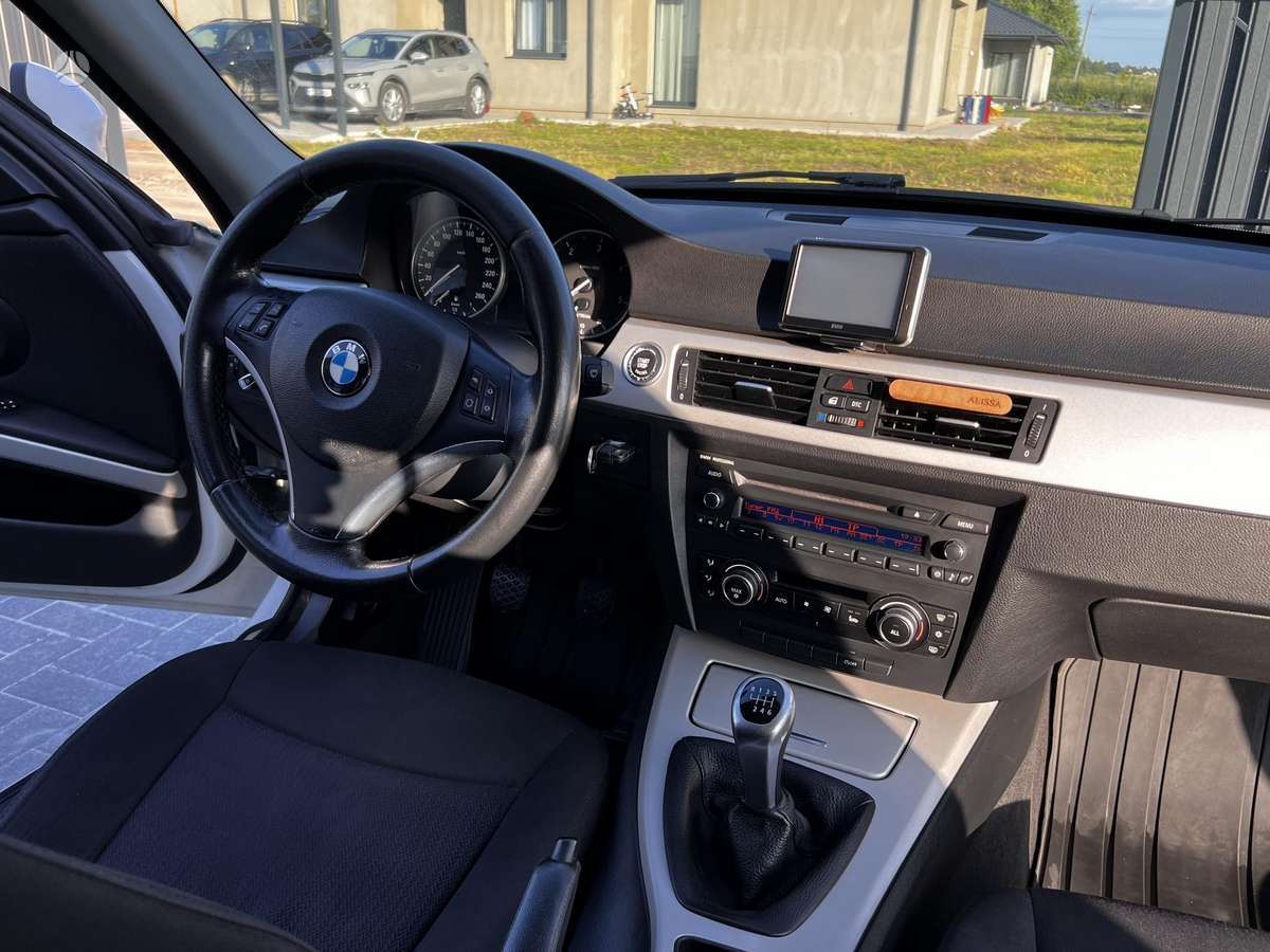 BMW 320 2009 — photo 11