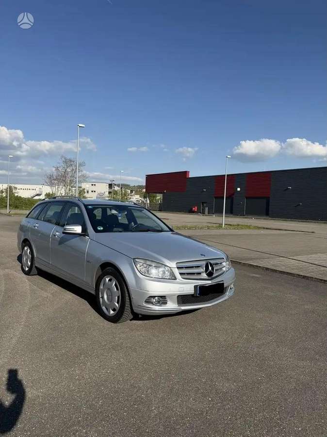 Mercedes-Benz C180 2010 — вигляд ззаду