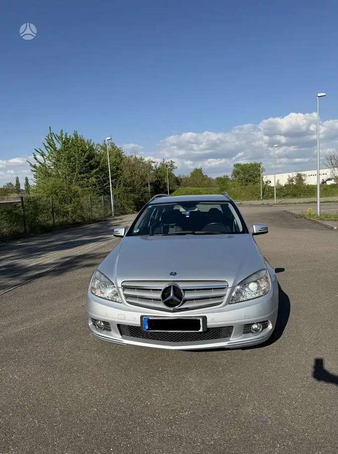 Mercedes-Benz C180 2010 — салон