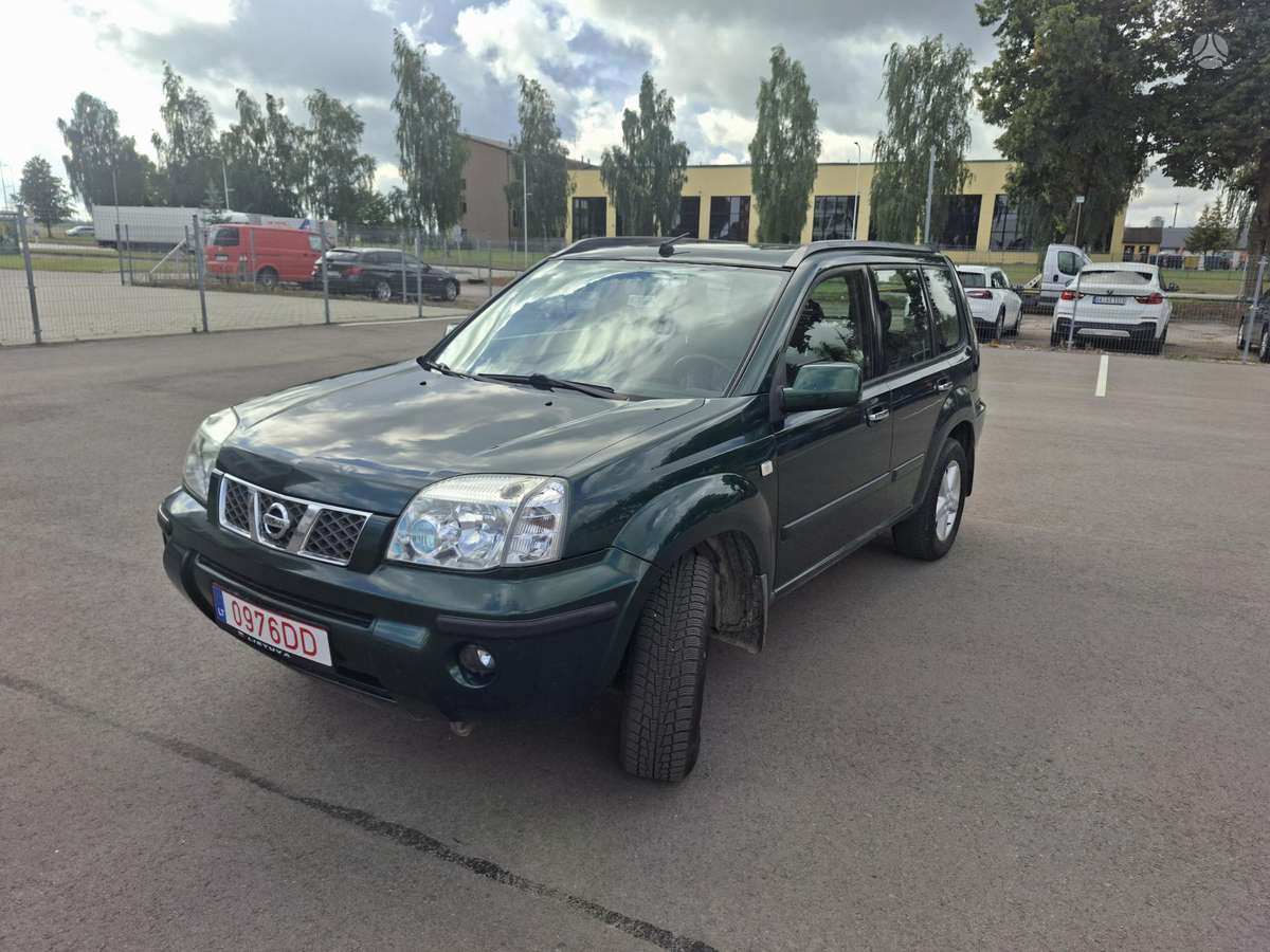 Nissan X-Trail 2004 — rear view