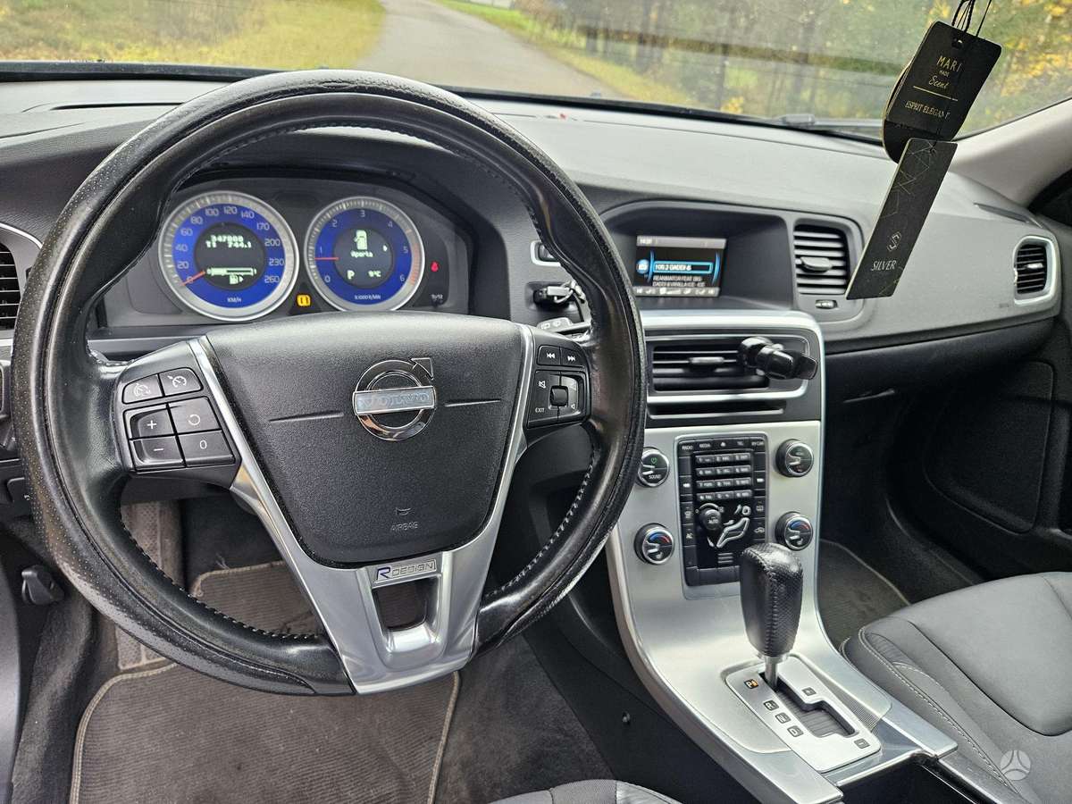 Volvo V60 2011 — photo 10