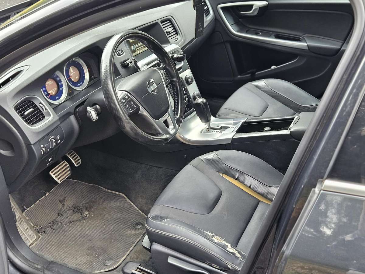 Volvo V60 2011 — photo 8
