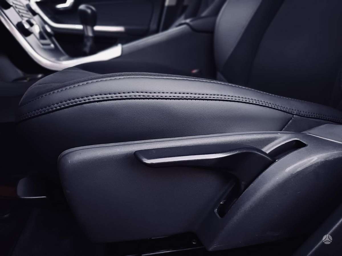Volvo V60 2011 — photo 12