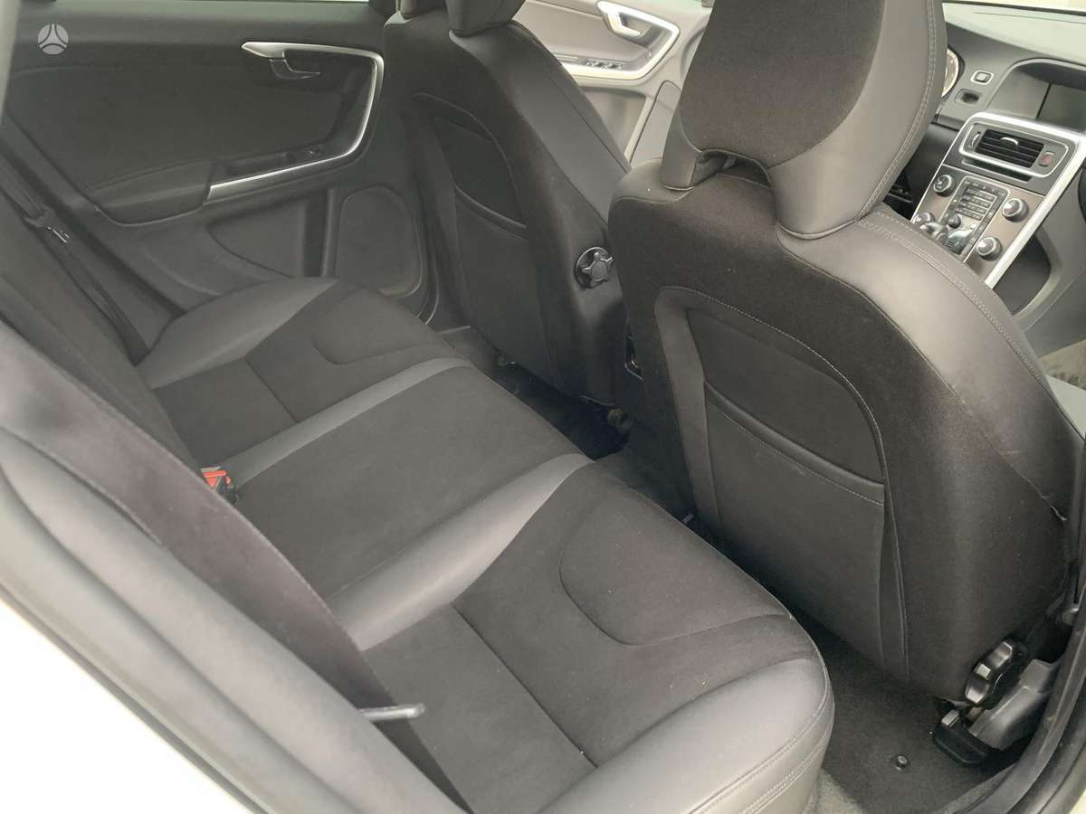 Volvo V60 2012 — photo 10