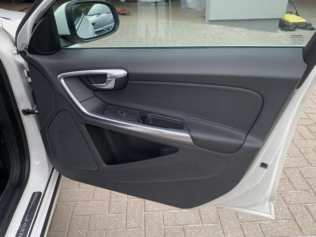 Volvo V60 2012 — photo 11