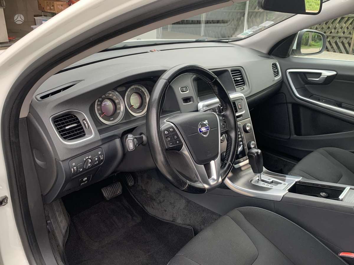 Volvo V60 2012 — photo 13