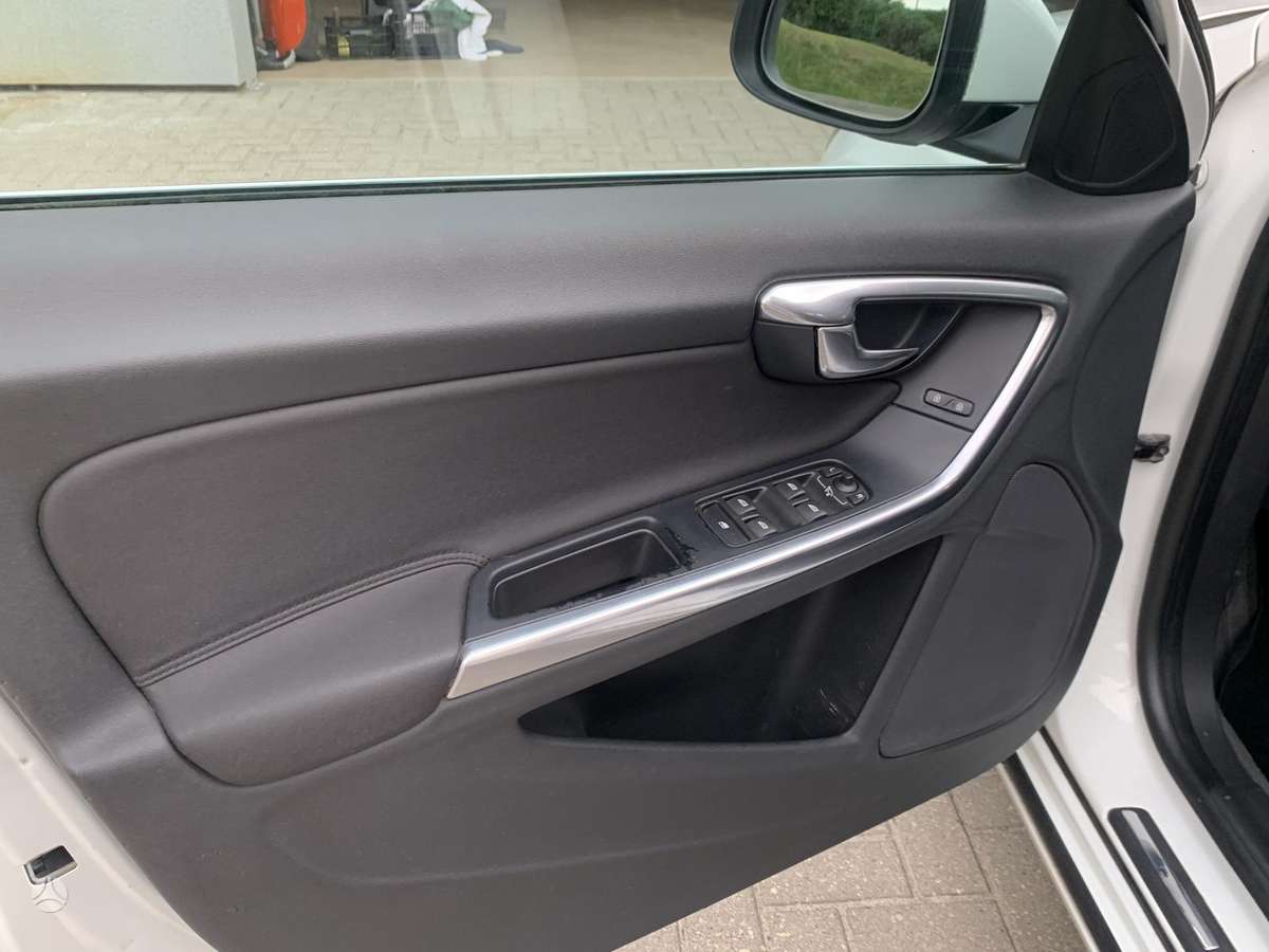 Volvo V60 2012 — photo 8