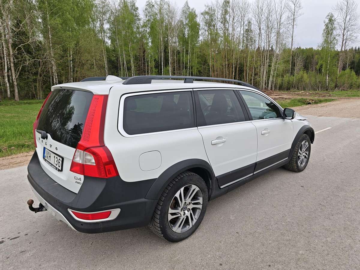 Volvo XC70 2013 — rear view