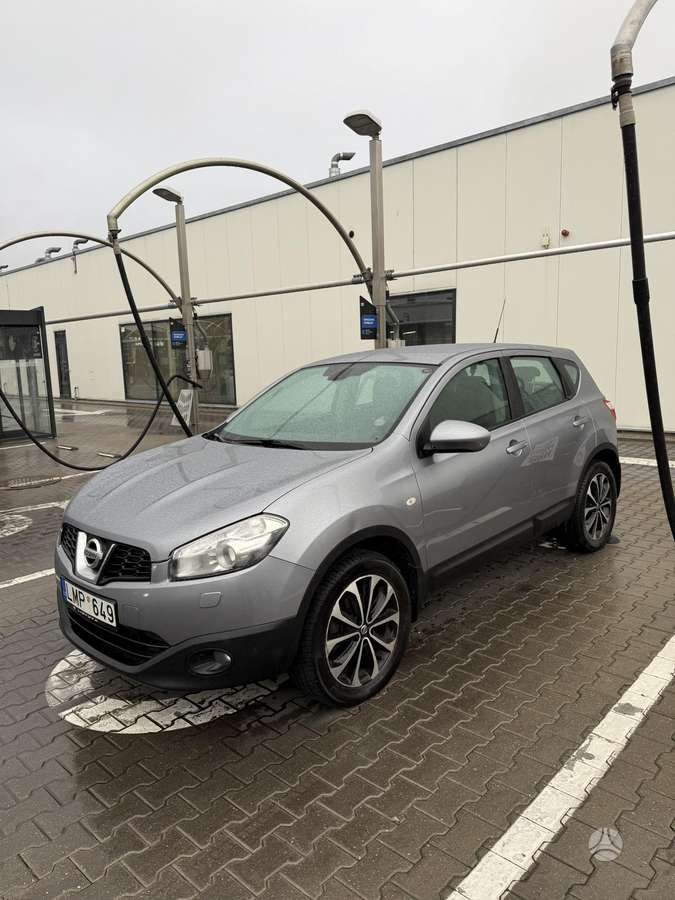 Nissan Qashqai 2011 — салон