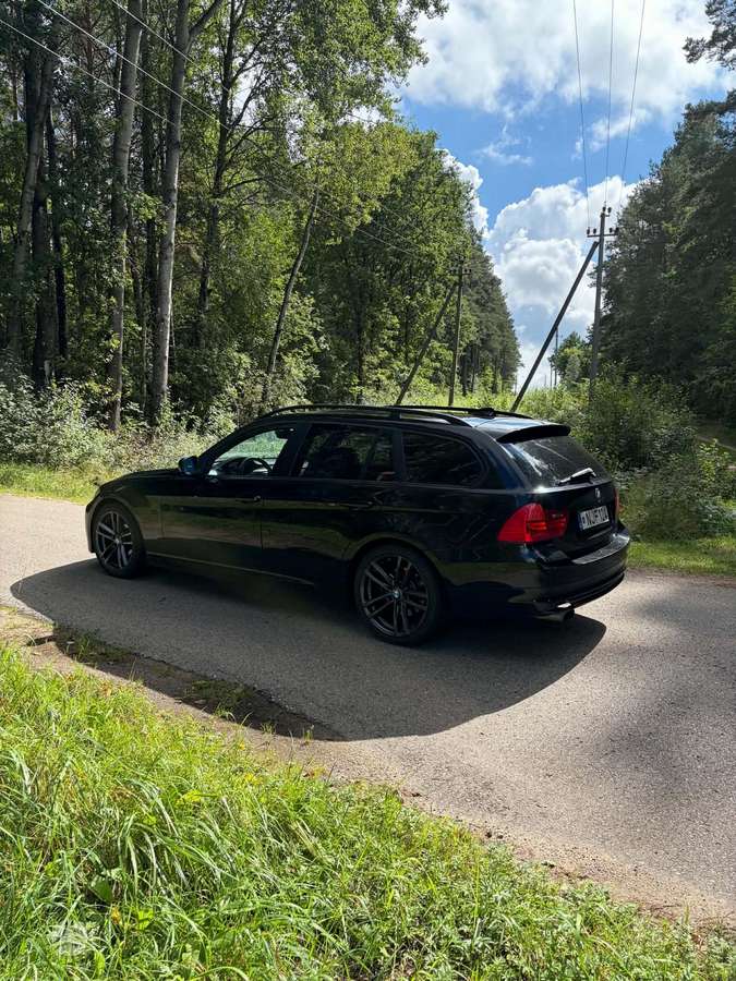 BMW 318 2008 — салон