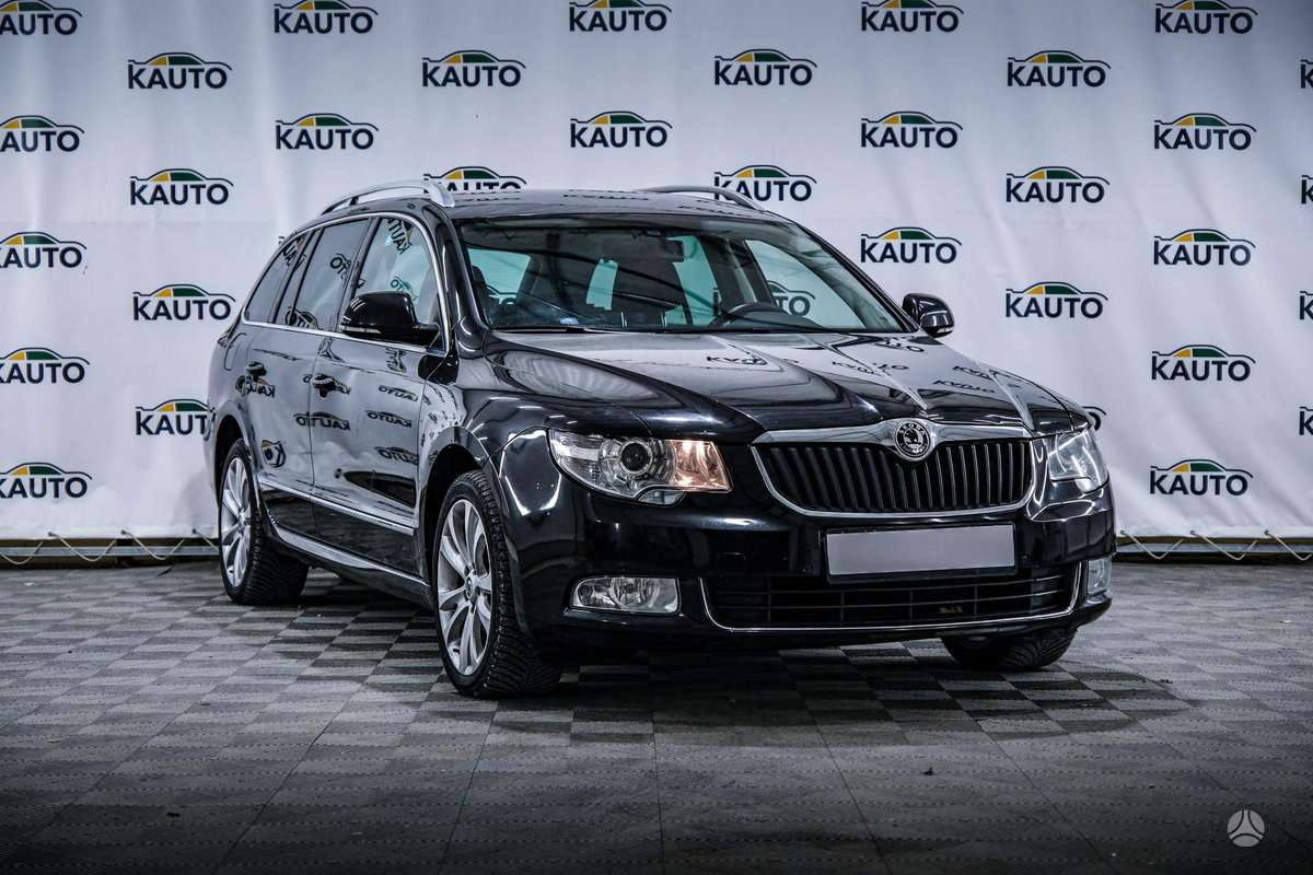Skoda Superb 2012 — rear view