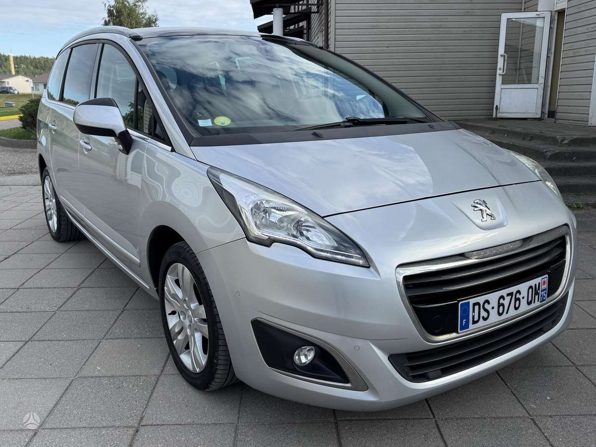 Peugeot 5008 2015 — interior