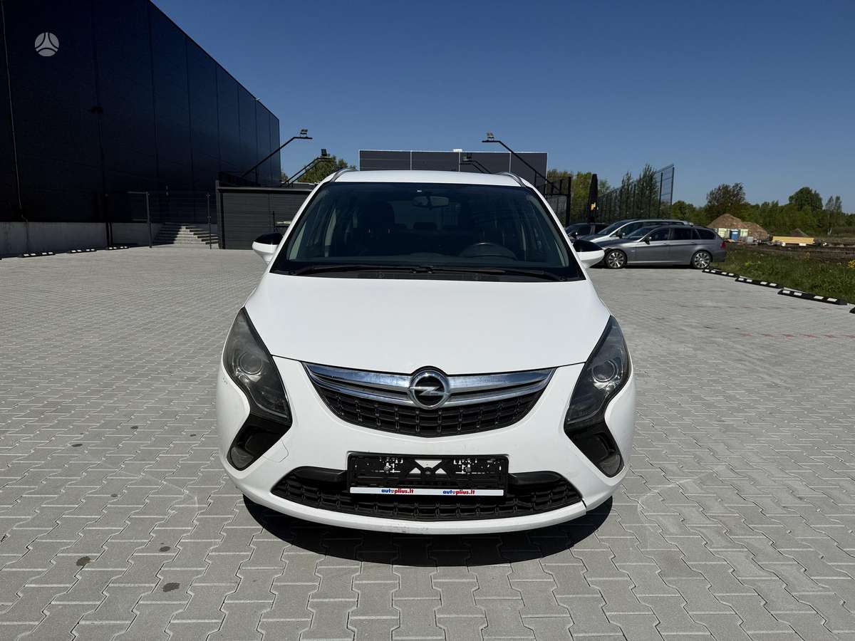 Opel Zafira 2012 — вигляд ззаду