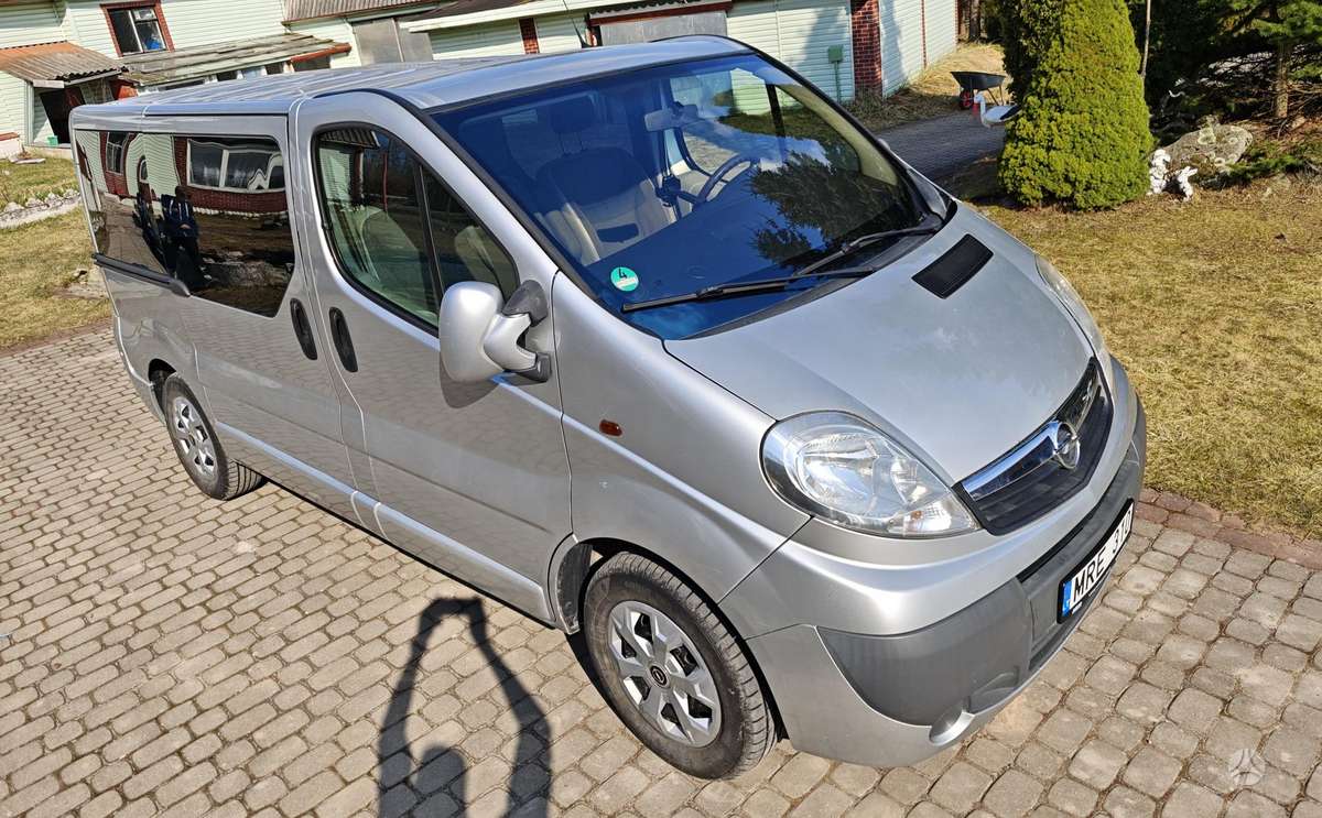 Opel Vivaro 2009 — салон