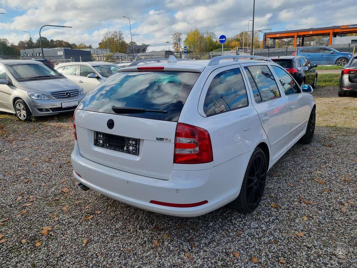 Skoda Octavia 2008 — rear view