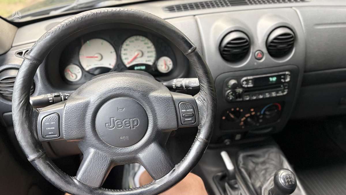 Jeep Cherokee 2004 — photo 11