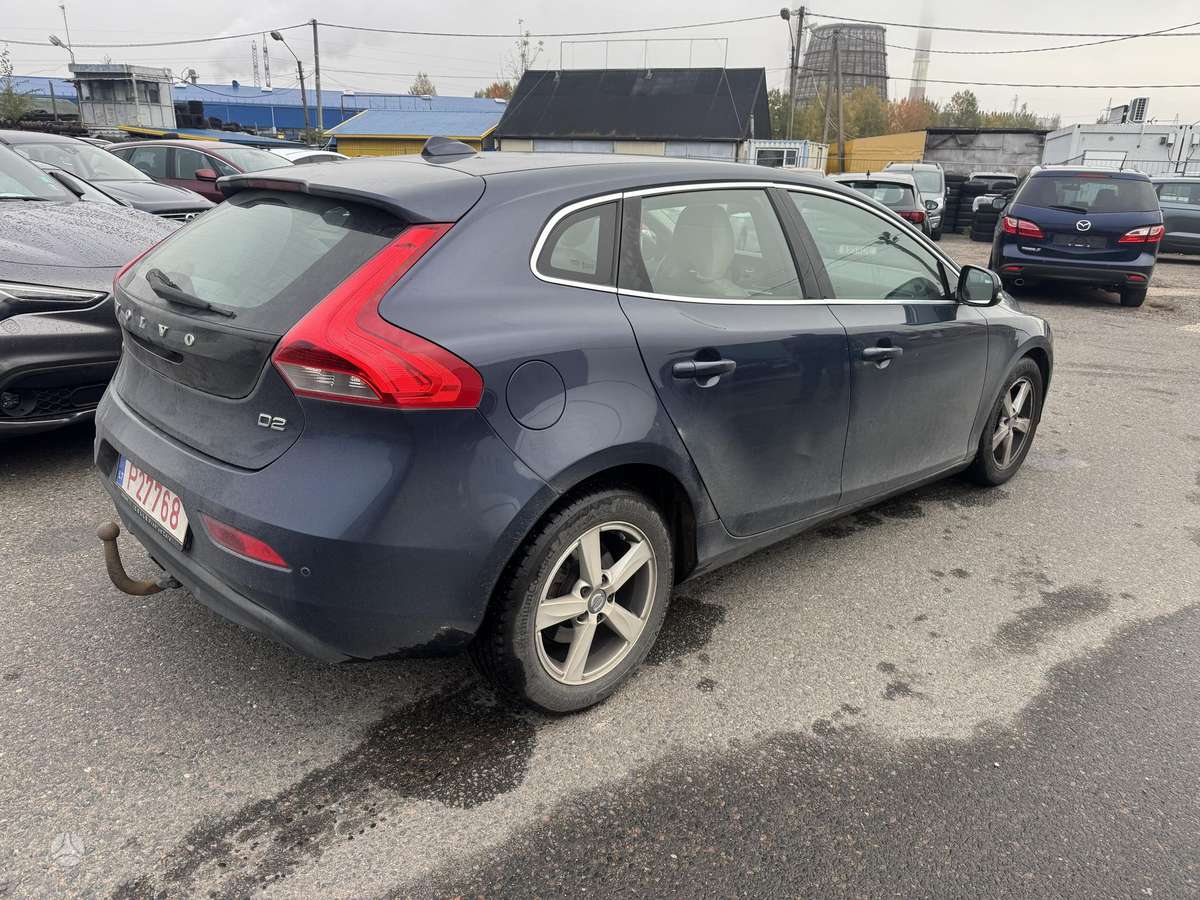 Volvo V40 2012 — салон