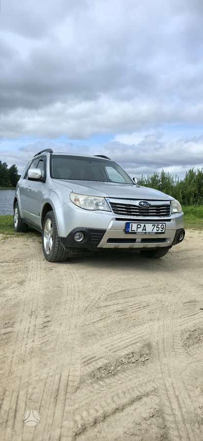Subaru Forester 2010 — rear view