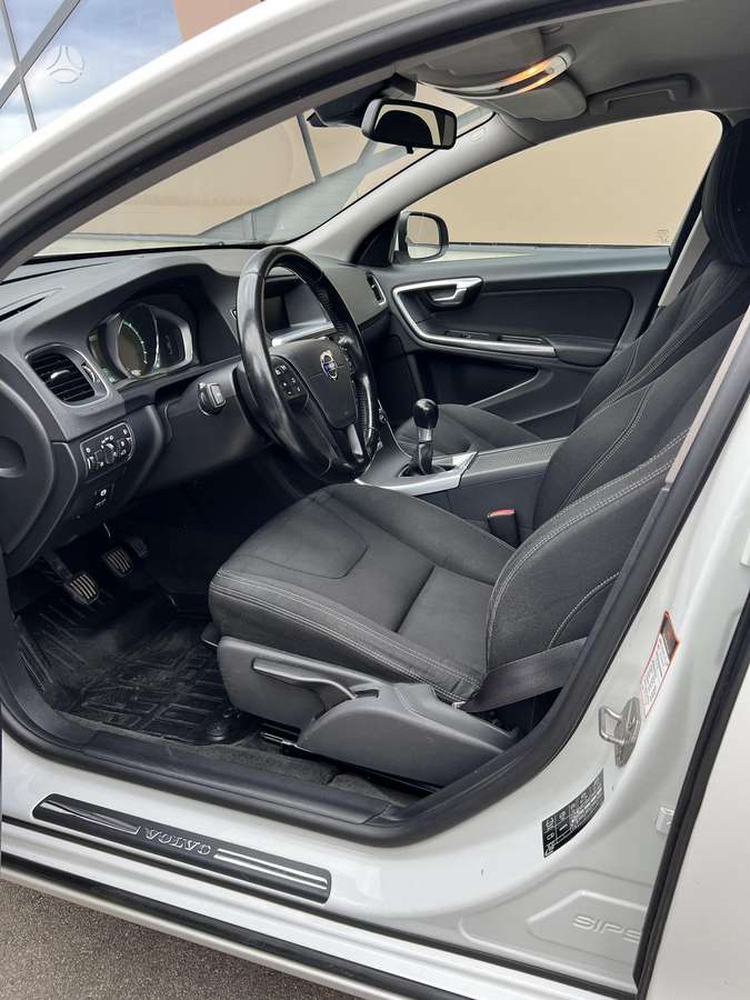 Volvo V60 2014 — photo 13