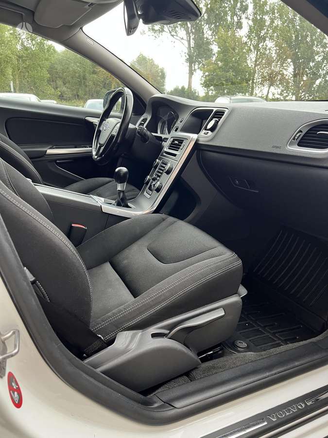 Volvo V60 2014 — photo 14