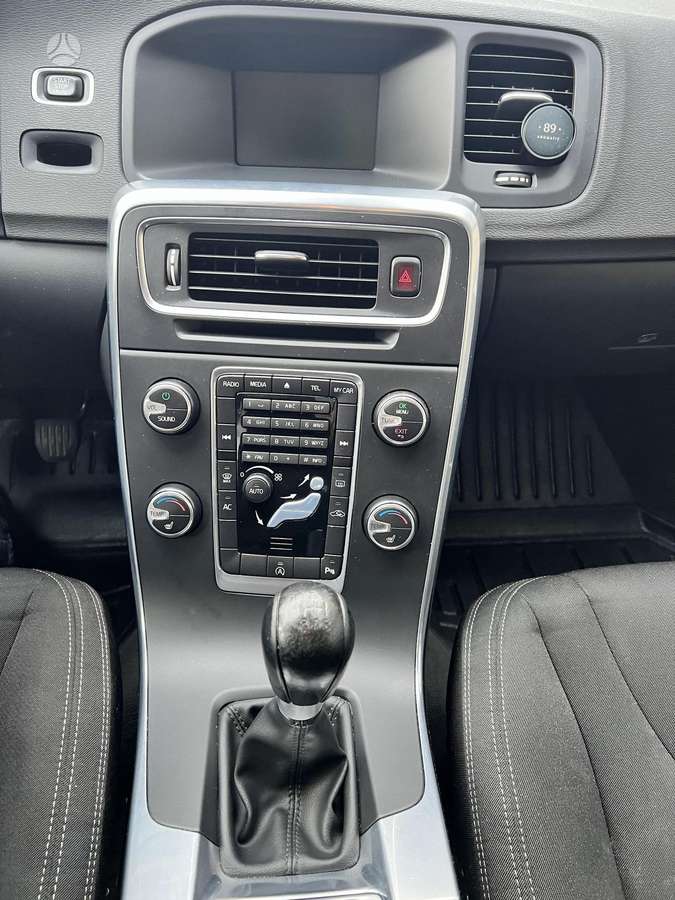 Volvo V60 2014 — photo 15