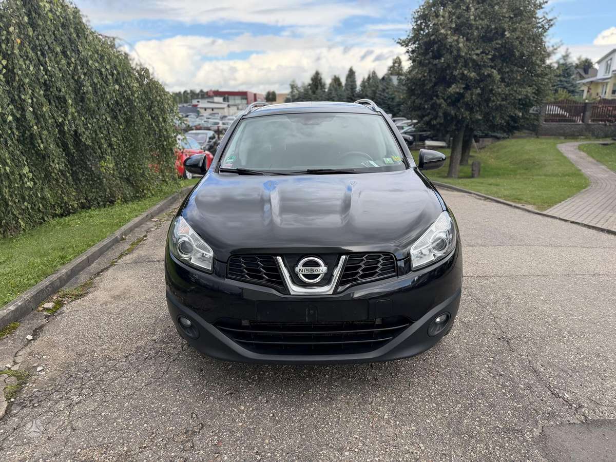 Nissan Qashqai+2 2011 — rear view