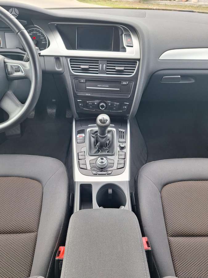 Audi A4 2010 — photo 9