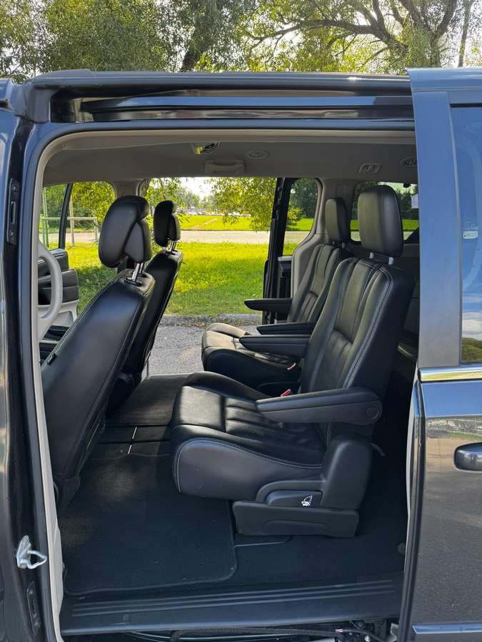 Lancia Voyager 2013 — photo 10