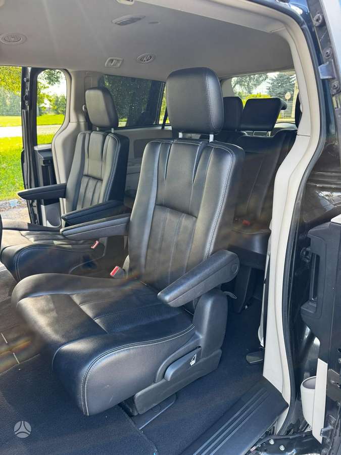 Lancia Voyager 2013 — photo 11