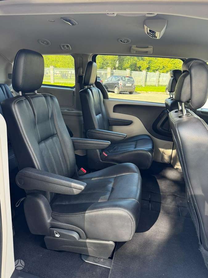 Lancia Voyager 2013 — photo 12