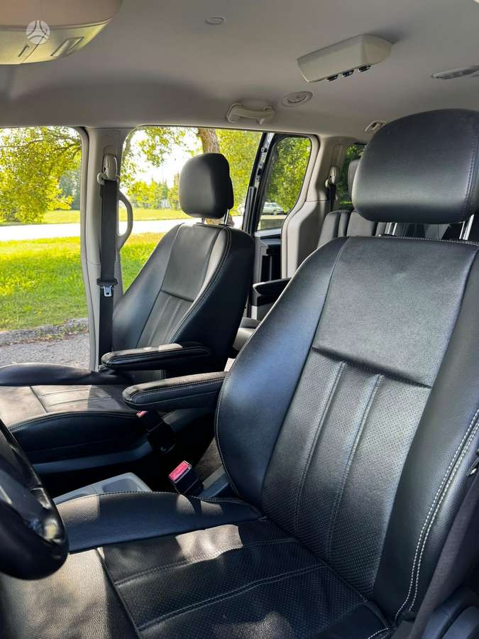 Lancia Voyager 2013 — photo 13