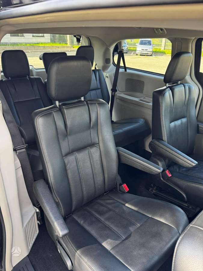 Lancia Voyager 2013 — photo 14