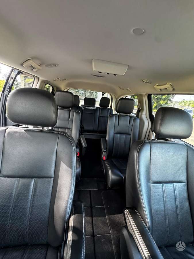 Lancia Voyager 2013 — photo 15